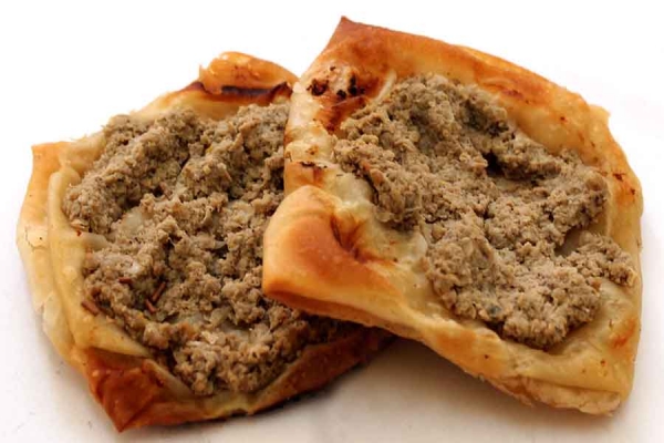 لحم بالعجين طرابلسية